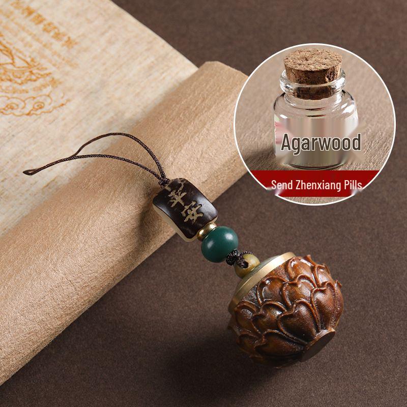 Green Sandalwood Vintage Hollow Sachet Keychain Aromatherapy Pendant