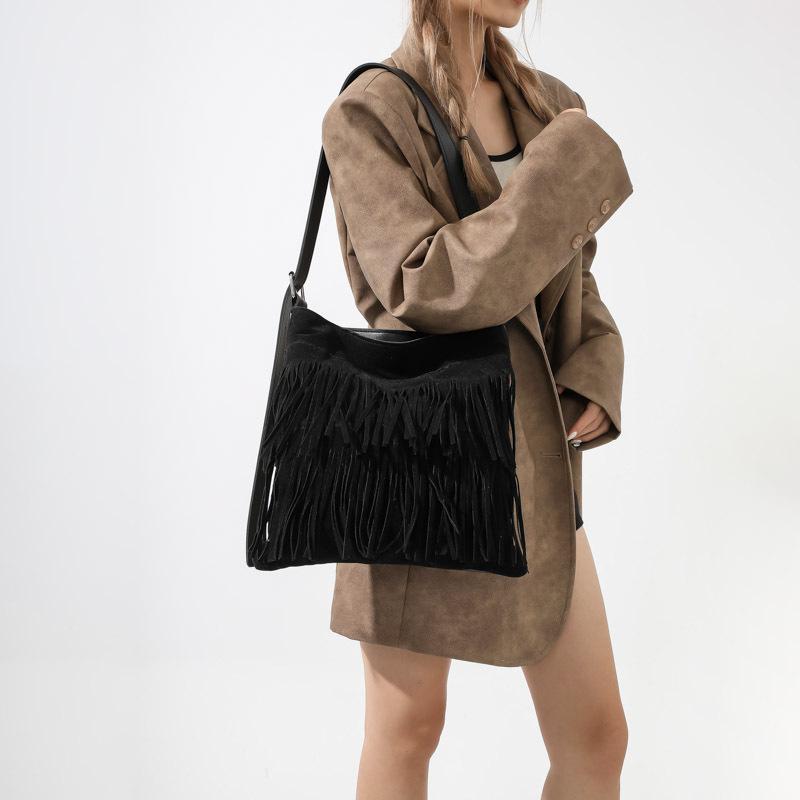 Autumn and winter retro fashion bag women's 2025 new French niche design fringed bag trendy personalized commuter shoulder bag