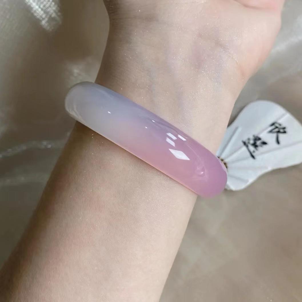 

Браслет-бенгл «Тюльпан» из светло-розового ледяного халцедона и агата – Белый и розовый градиент, плоский, средней ширины, для девочек 62 mm