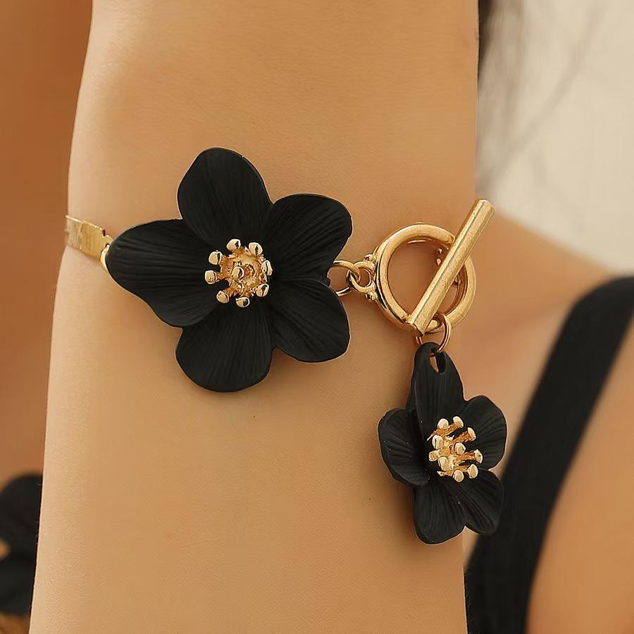 Elegant Alloy Flower Pendant Necklace and Earrings Set for Women - Fashionable, High-End, and Versatile.