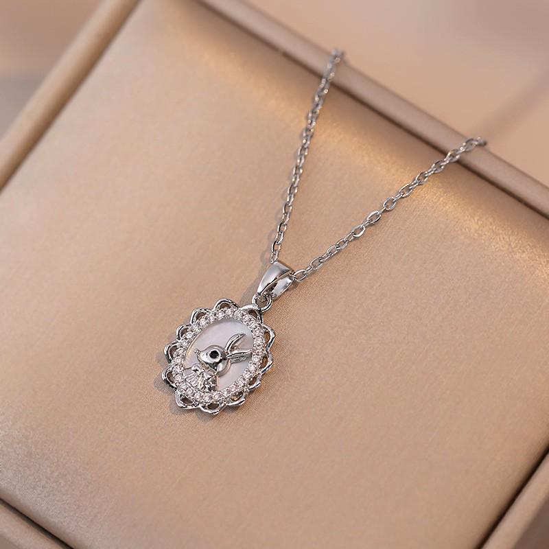 Women's Fashion Heart Pendant Necklace - Elegant, Simple Design, Versatile Clavicle Chain Jewelry