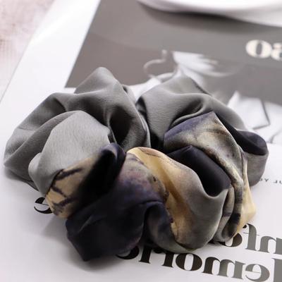 Retro Handgemachtes Satin-Scrunchie: Großes Haargummi-Accessoire im chinesischen Stil