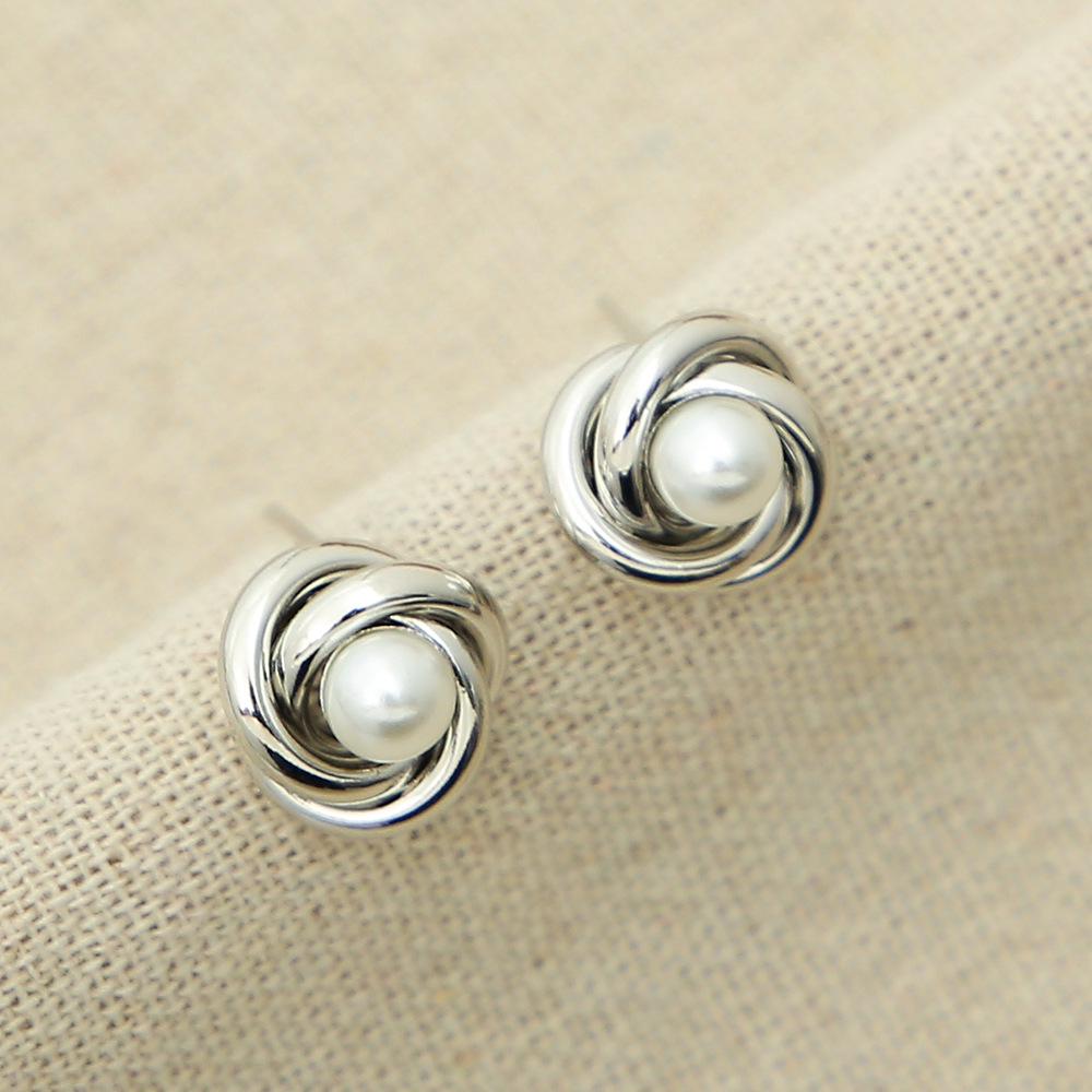 

Легкие серьги-пусеты из витого жемчуга с дизайном в виде полой трубки серебряный