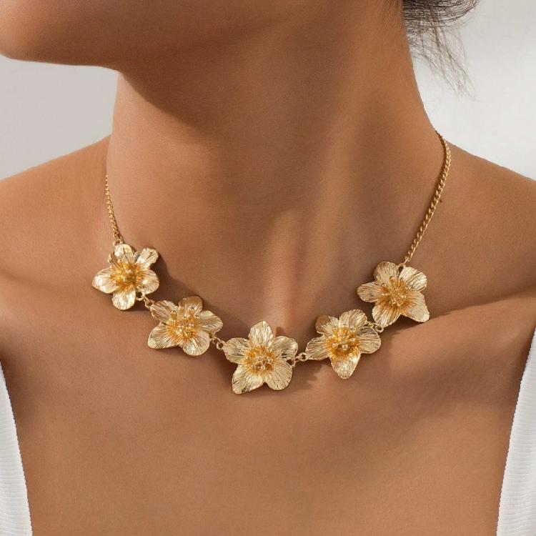 Artisanal Floral Pendant Necklace Adjustable Clavicle Chain Alloy Crafted Lightweight Versatile Jewelry Accessories