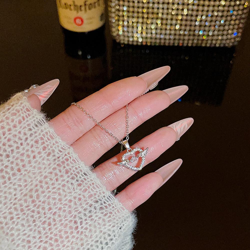 Fashion Light Luxury Titanium Steel Necklace Women'S High-End Pendant Sweet Temperament Collarbone Chain Does Not Fade Accessories