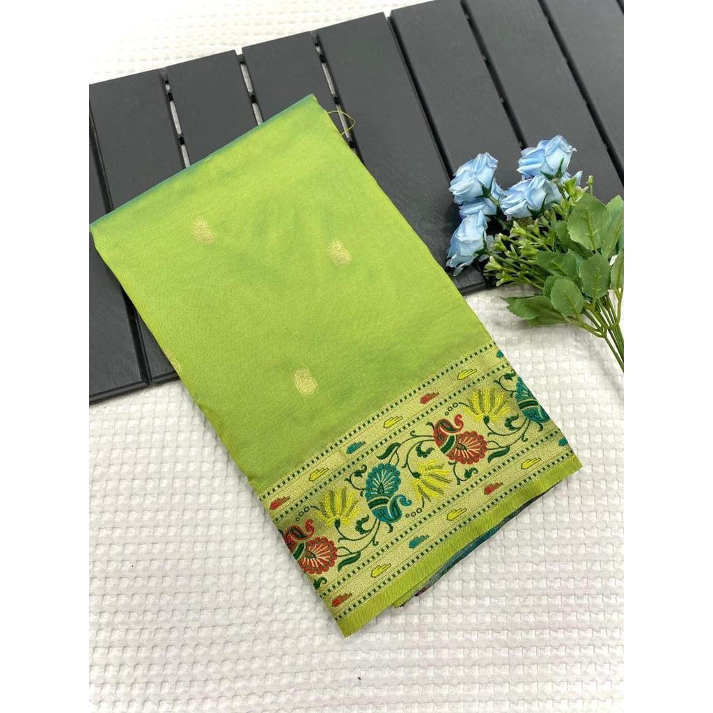 Lucrări frumoase de pallu și jacquard bogat pe tot saree
