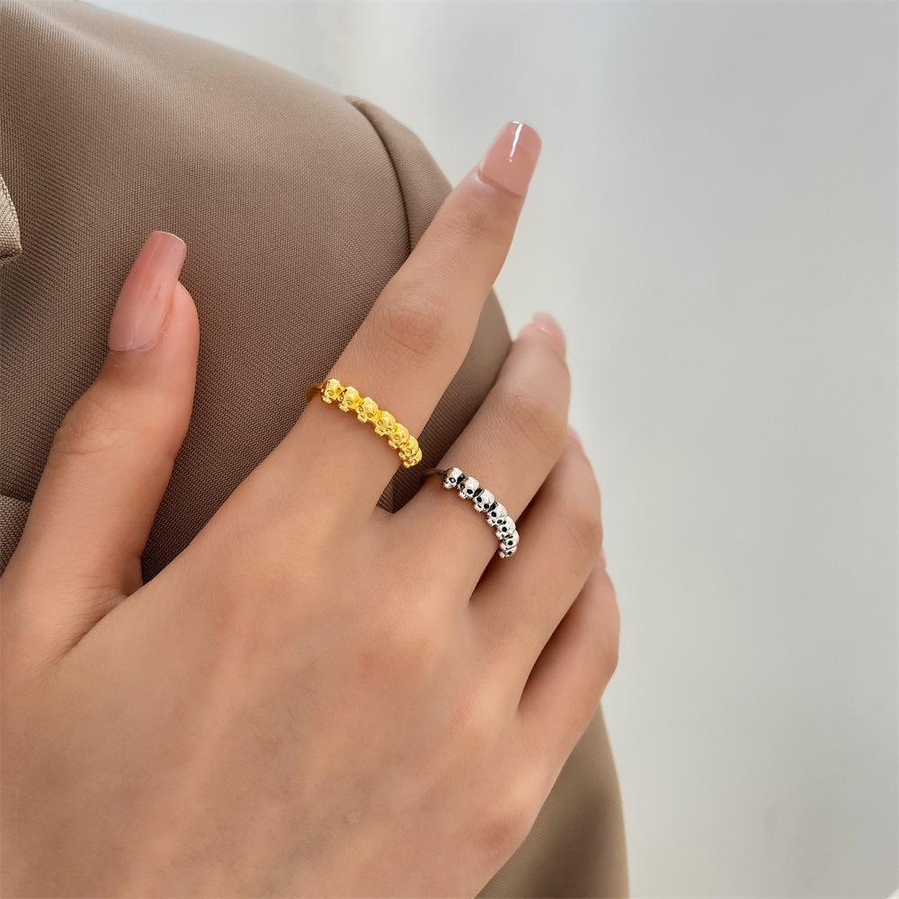 Retro Personality Gold Color Seven Skulls Arrangement Rings for Women Men Halloween Fashion Design Sense Jewelry Accessory Gifts