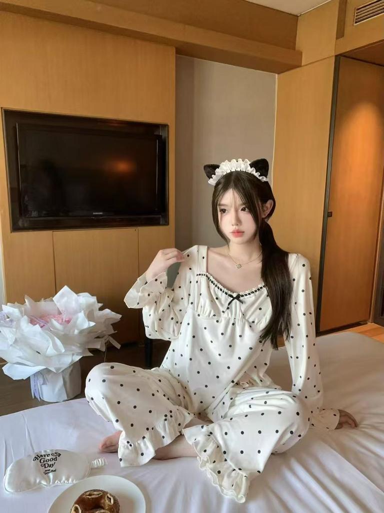 New sweet wind polka dot printed island velvet women's pajamas long-sleeved trousers set with chest pads loungewear