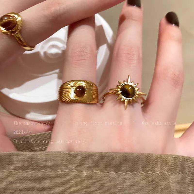 Eleganter goldener Ring mit Sonnenblumen-Tigerauge-Stein – einzigartiges 2025-Design für Damen.