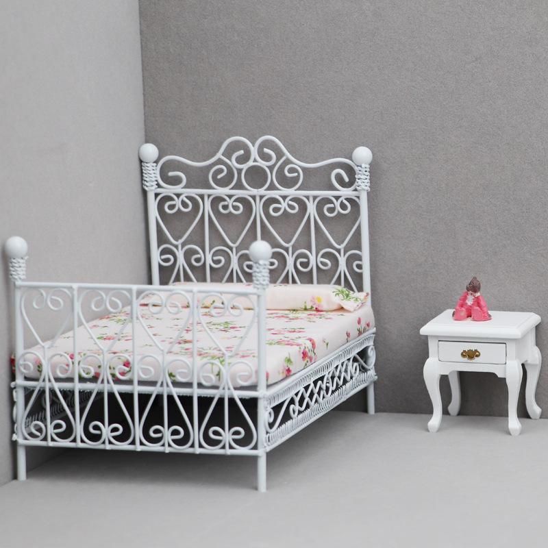 Iron Miniature Dollhouse Bed Simulation Life Scene Miniature Iron Dollhouse Bed Excellent Workmanship for Children Play Toys