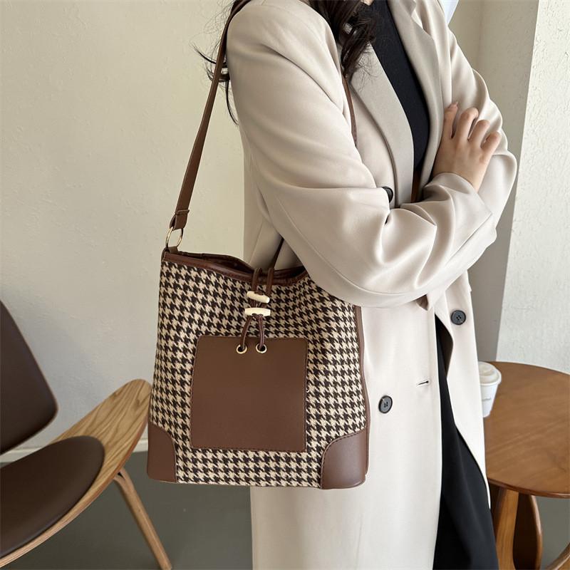 Stylish Vintage Checkered Bucket Bag For Women Large Capacity Fashionable Casual Shoulder Handbag