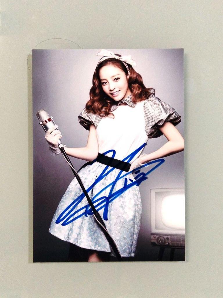 [USED] 2L size photo with Kuhara's autograph Hara... Former member of KARA...