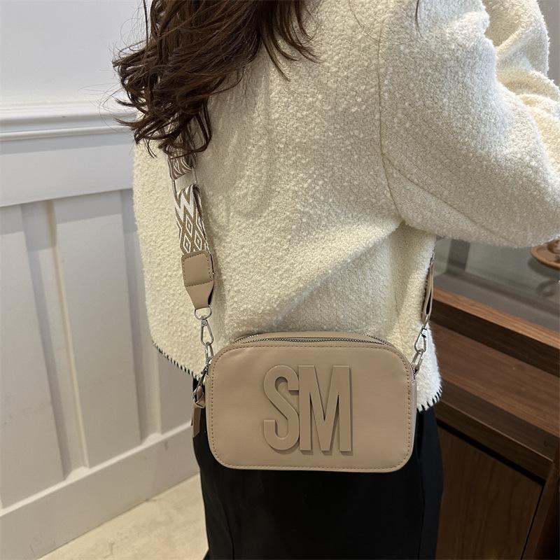 Geantă de damă la modă versatilă Geantă pătrată mică texturată Geantă de umăr casual Geantă crossbody de lux ușoară Curea de umăr lată Geantă de damă cu literă