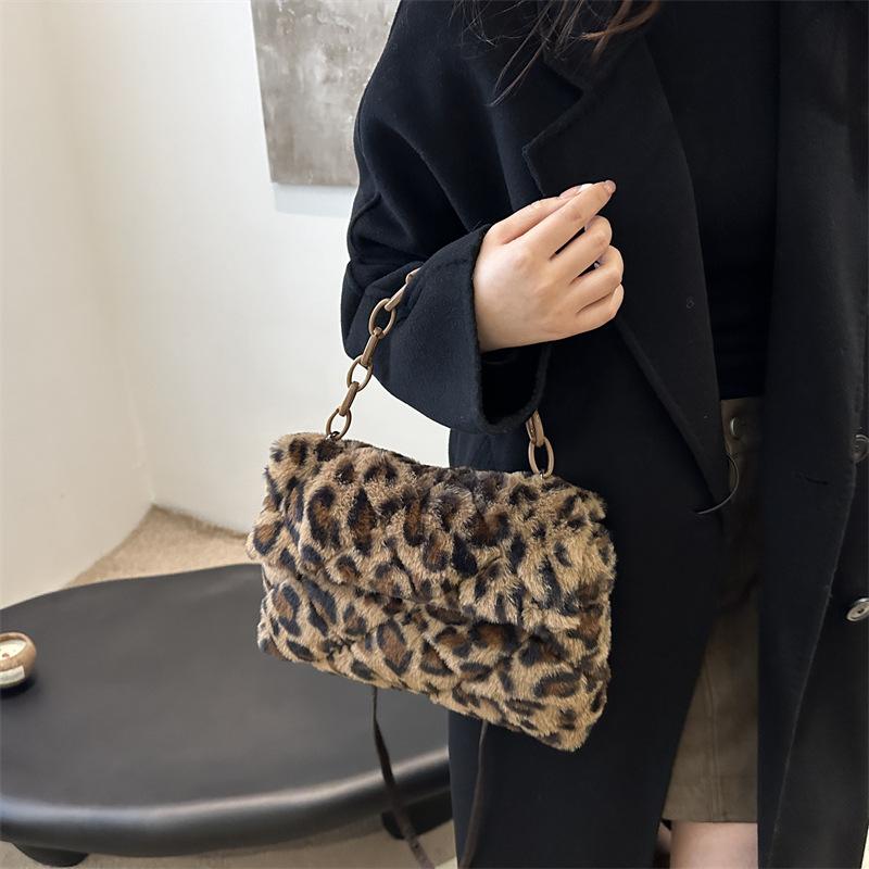 Plush Bag for Ladies, 2026 New Fashiable Autumn and Winter Texture Plush Large Capacity Shoulder Crossbody Bags