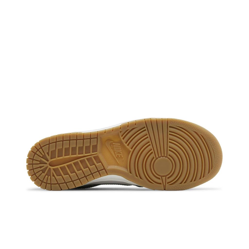 Nike Damen Dunk Low LX 'Gorge Green Strauß' (Damengrößen) Phantom / Gorge Green / Sail / Metallic Gold Skateboard-Schuhe FJ2260 002