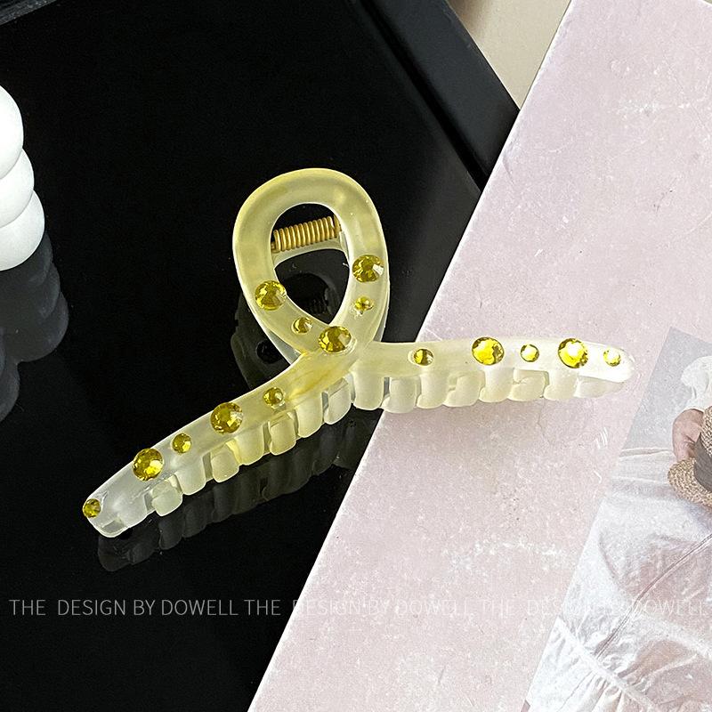Beautifully Plastic Crafted Hair Claw Clips With Elegant Shapes And Vibrant Colors For Every Hairstyle Needs