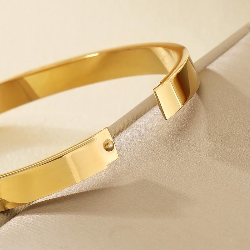 Exaggerated Glossy Buckle Stainless Steel Bracelet - Trendy and Elegant Design