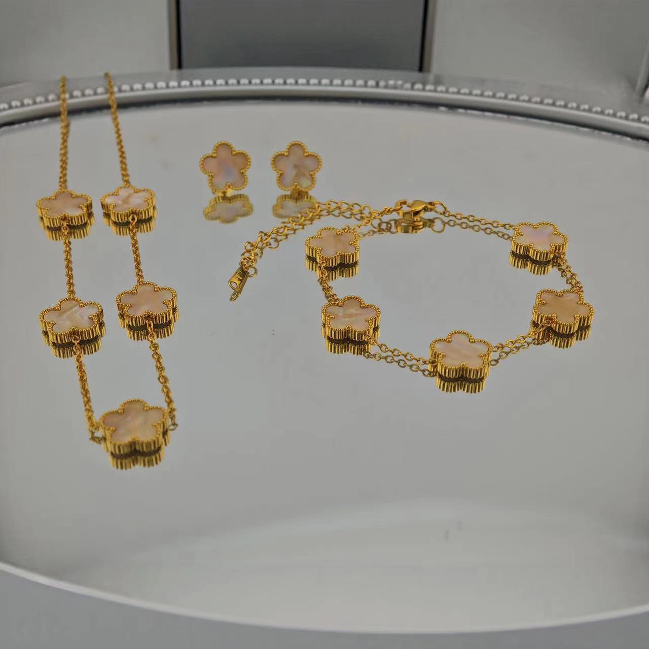 Позолоченный набор цветочных украшений из нержавеющей стали: Ожерелье, Браслет и Серьги.