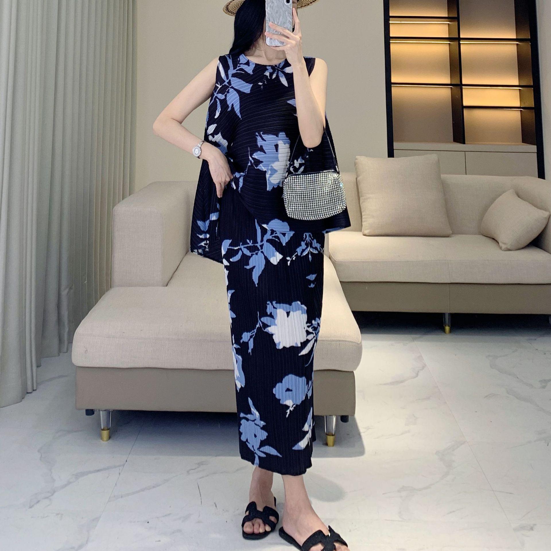 

2025 Women s Elegant Floral Two-Piece: Casual Loose Top & Plus Size Midi Skirt One Size [45-75 kg]