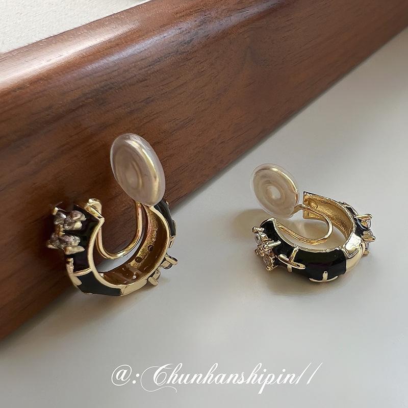 Black ear clips, mosquito coil disc, enamel earrings, retro niche ear buckles, high-end earrings, no ear piercings.