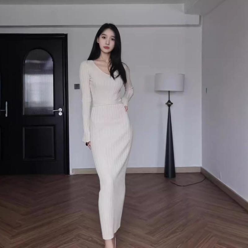 V-neck long-sleeved knitted dress women's autumn new temperament waist strap slim hip-wrapped long skirt