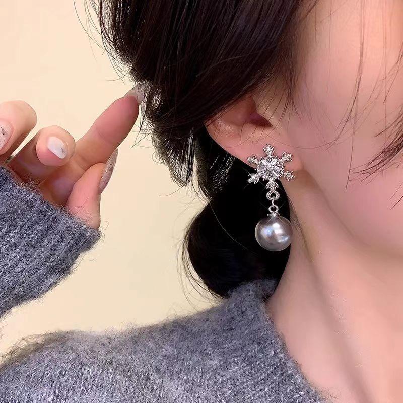 French Retro Geometric Pearl Earrings: Exaggerated, Fashionable, High-End Studs for Women