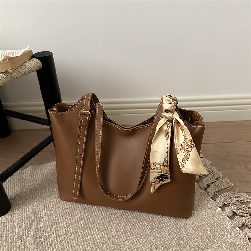 Fashionable Large-capacity Retro Casual Office Commuting Shoulder Bag with Adjustable Strap At The Back of The Shoulder