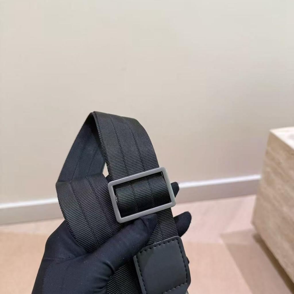 Nuova Borsa a Tracolla da Uomo Zaino in Pelle Cerata Borsa a Spalla con Patta Borsa da Uomo Intrecciata a Strisce Larghe Borsa a Tracolla alla Moda