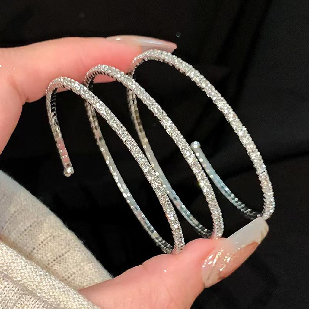 A simple and fashionable five-layer water diamond elastic arm chain for Valentine's Day and New Year's gift, suitable as a wedding bridesmaid bracelet