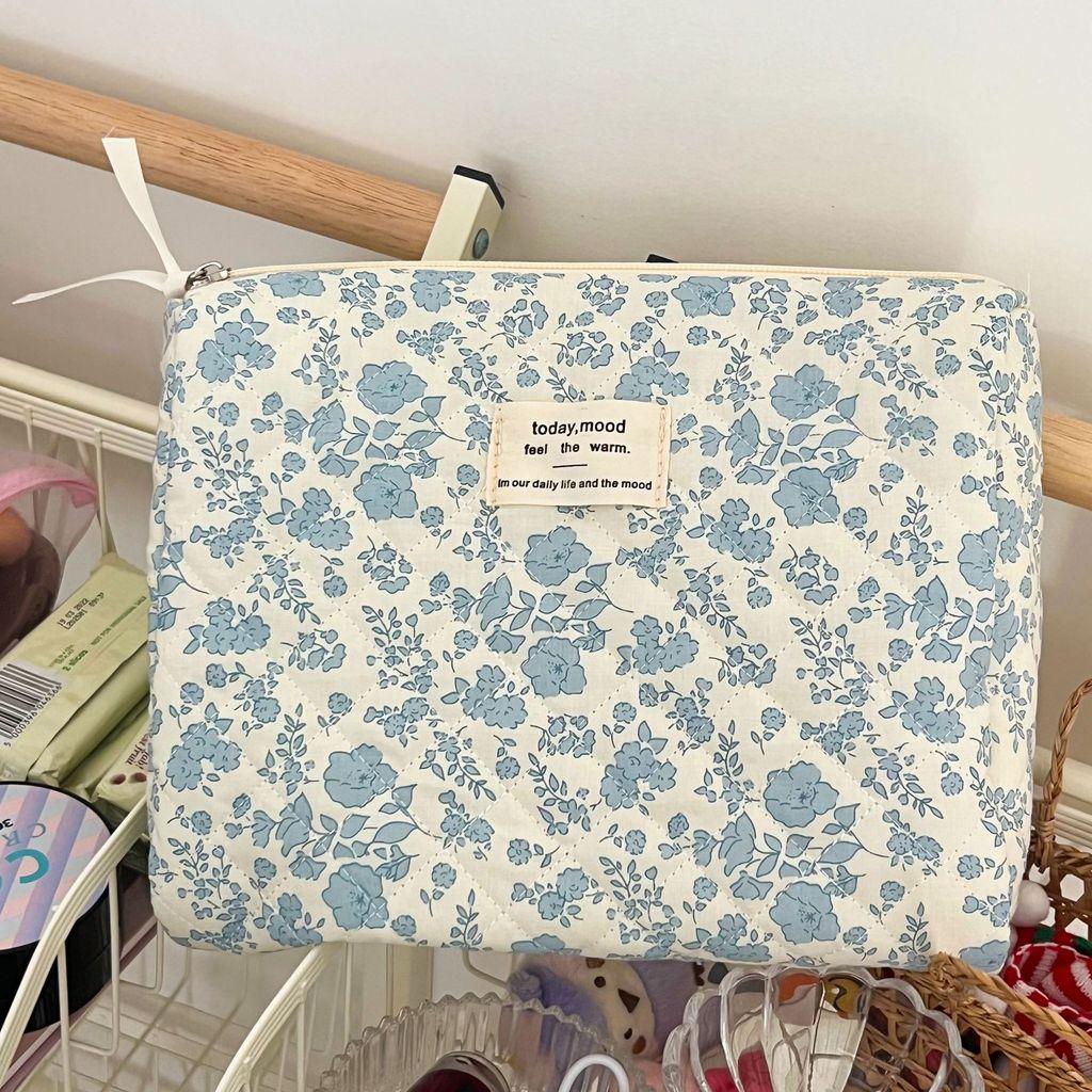 Vintage Floral Makeup Bag With Polyester Material For Travel And Daily Use
