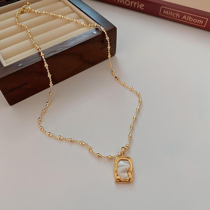 Butterfly Irregular Pearl Necklace Medieval Vintage Temperament Collarbone Chain Versatile High-end Jewelry