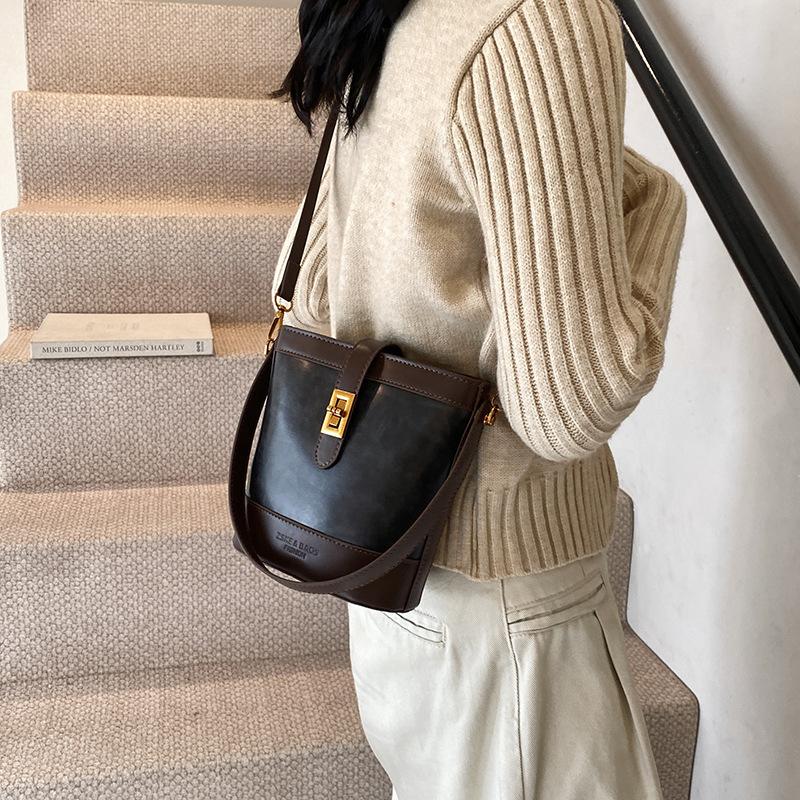 Autumn and Winter Retro Tote Bag Women's 2025 New High-end Handbag Versatile Niche Design Single Shoulder Oblique Span Bag