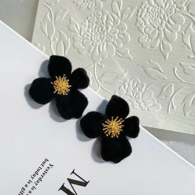 Retro Black Xiaoxiangfeng Stud Earrings Women's Fashion Elegance Temperament High-end Earrings Bow Love Versatile Earrings