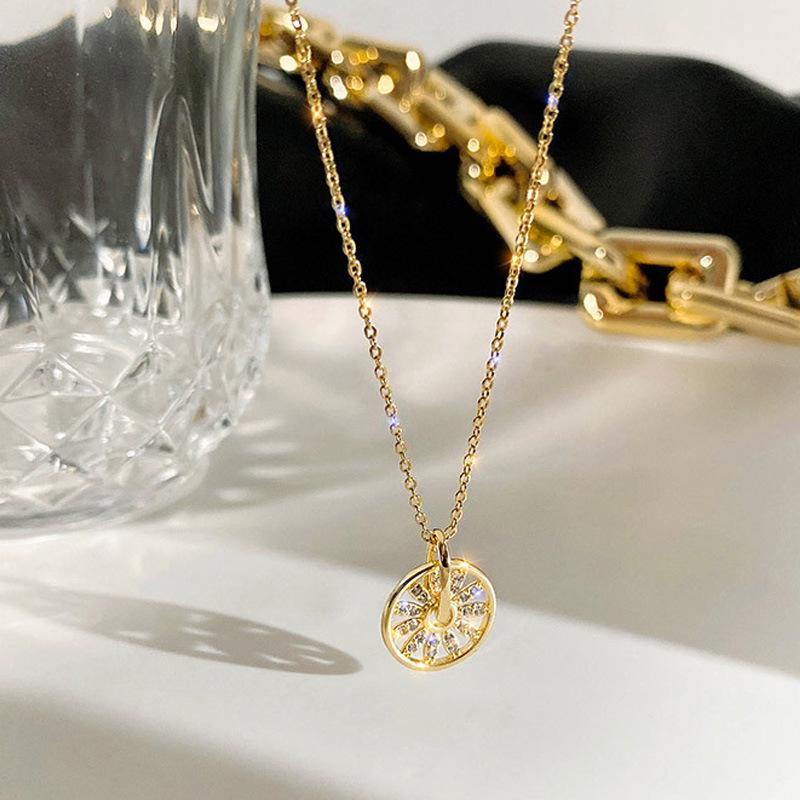 Vergoldete farbige Halskette für Damen, Langlebige Schlüsselbein-Kette, Mori-kei Stil, Trendiger runder Anhänger