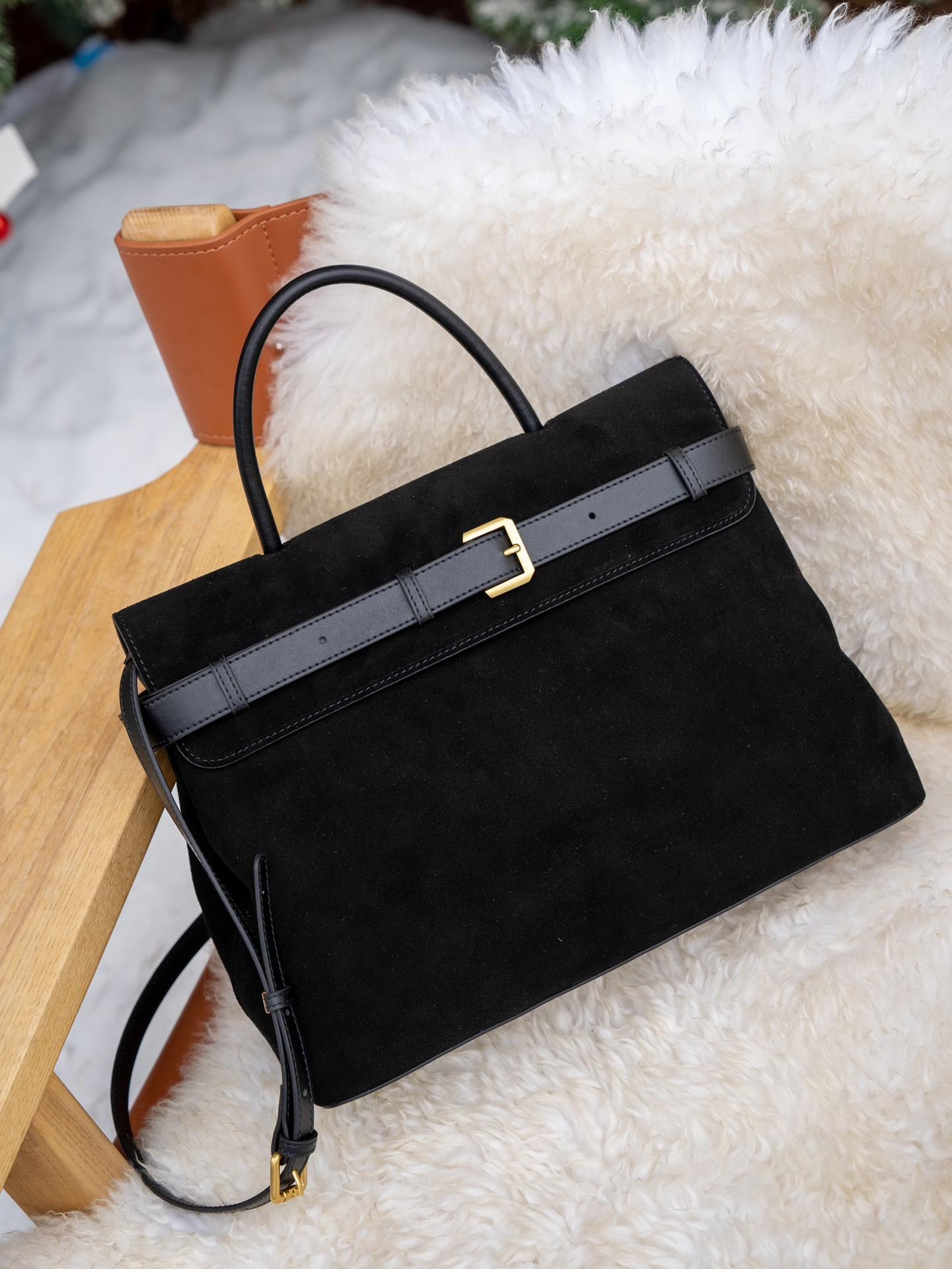 

2025 И Новый Стиль Натуральная Кожа Женская Сумка Повседневная Универсальная Коровья Овчина Оленья Кожа С Плечевым Ремнем Сумка-Тоут Готова к Отправке 39x12x27cm чёрный