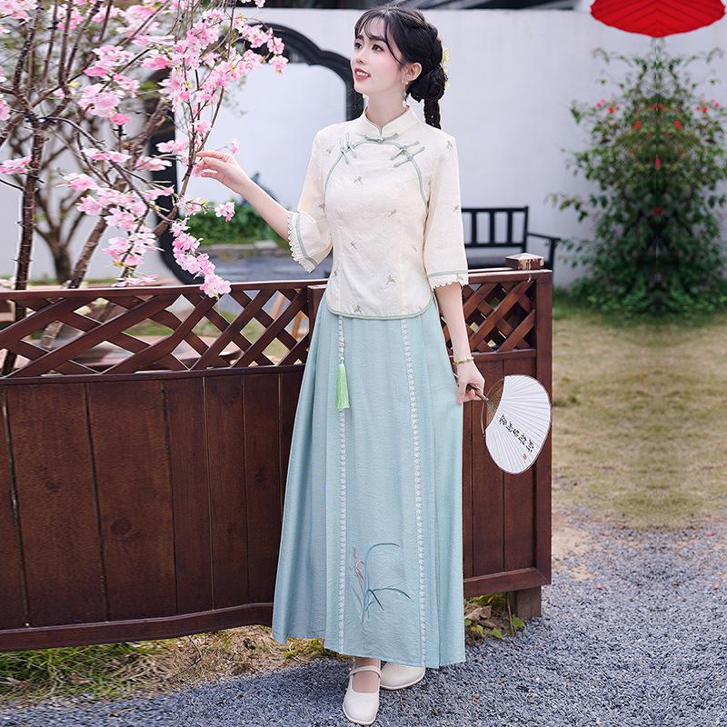 Artistic Retro Embroidered Tang Suit: Han Element Cheongsam Top