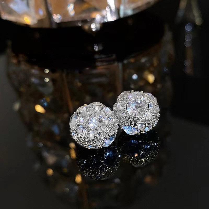 Delinmemiş kulaklar için mükemmel, şık manyetik elmas kulak klipsleri. Ünlülerin lüks görünümlerine hitap eden Japon-Kore moda aksesuarı.