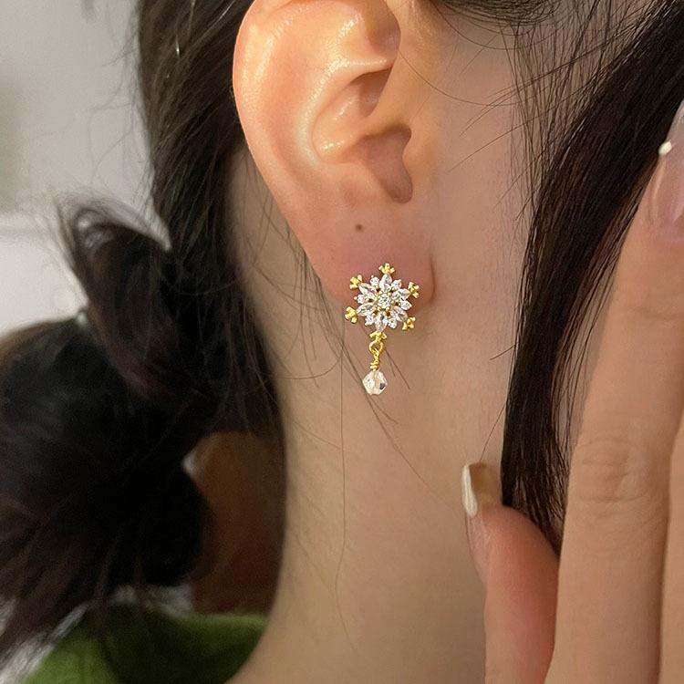 Elegant Crystal Snowflake Christmas Stud Earrings - Luxurious Design for Women