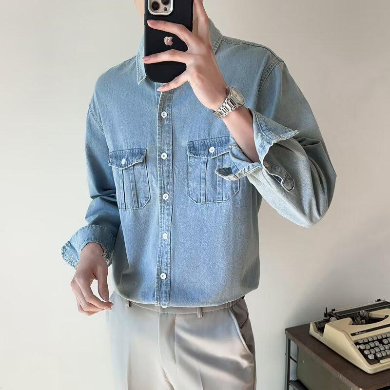 

2024 Модная рубашка унисекс из стираного денима: Повседневная модель в японском стиле в стиле ретро, свободный крой, два кармана, длинный рукав. L светло-синий