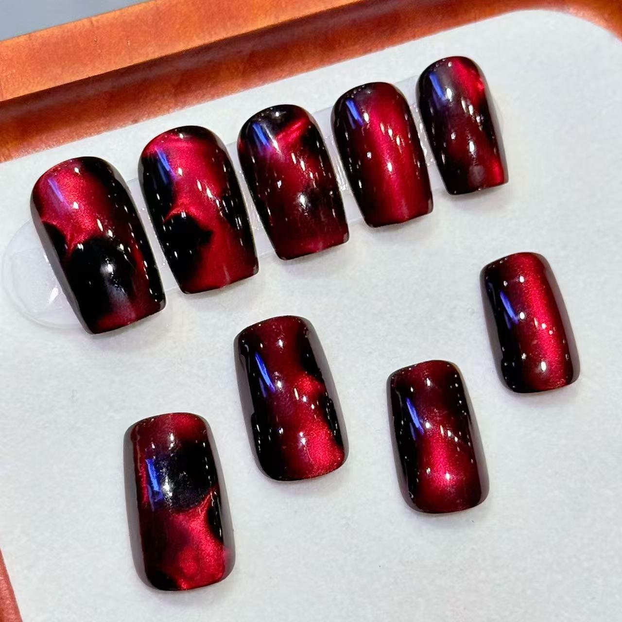 24 шт. Черно-красные нерегулярные накладные ногти «Кошачий глаз» со сверкающим дизайном