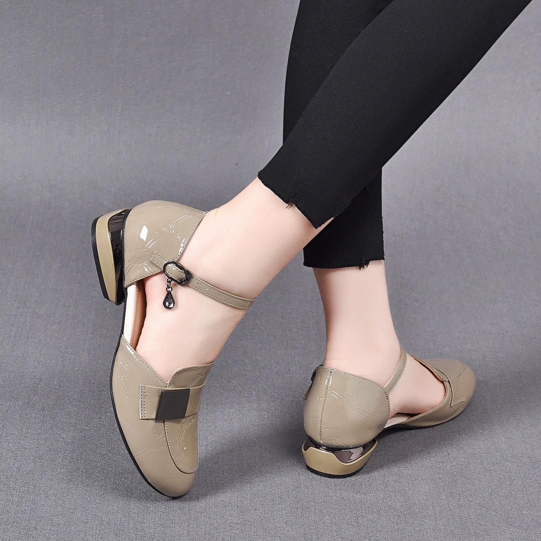 

Сандалии на плоской подошве с полым верхом женская обувь весна и новые тисненые из лакированной коровьей кожи с круглым носком квадратная пряжка сумка-голова с сандалиями 41 хаки