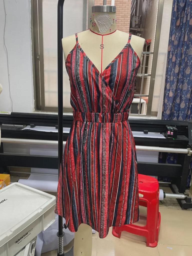 Evropské a americké horké prodeje Pruhované šaty s výstřihem do V na špagetová ramínka a zavinovacím střihem - Kolekce léto 2024