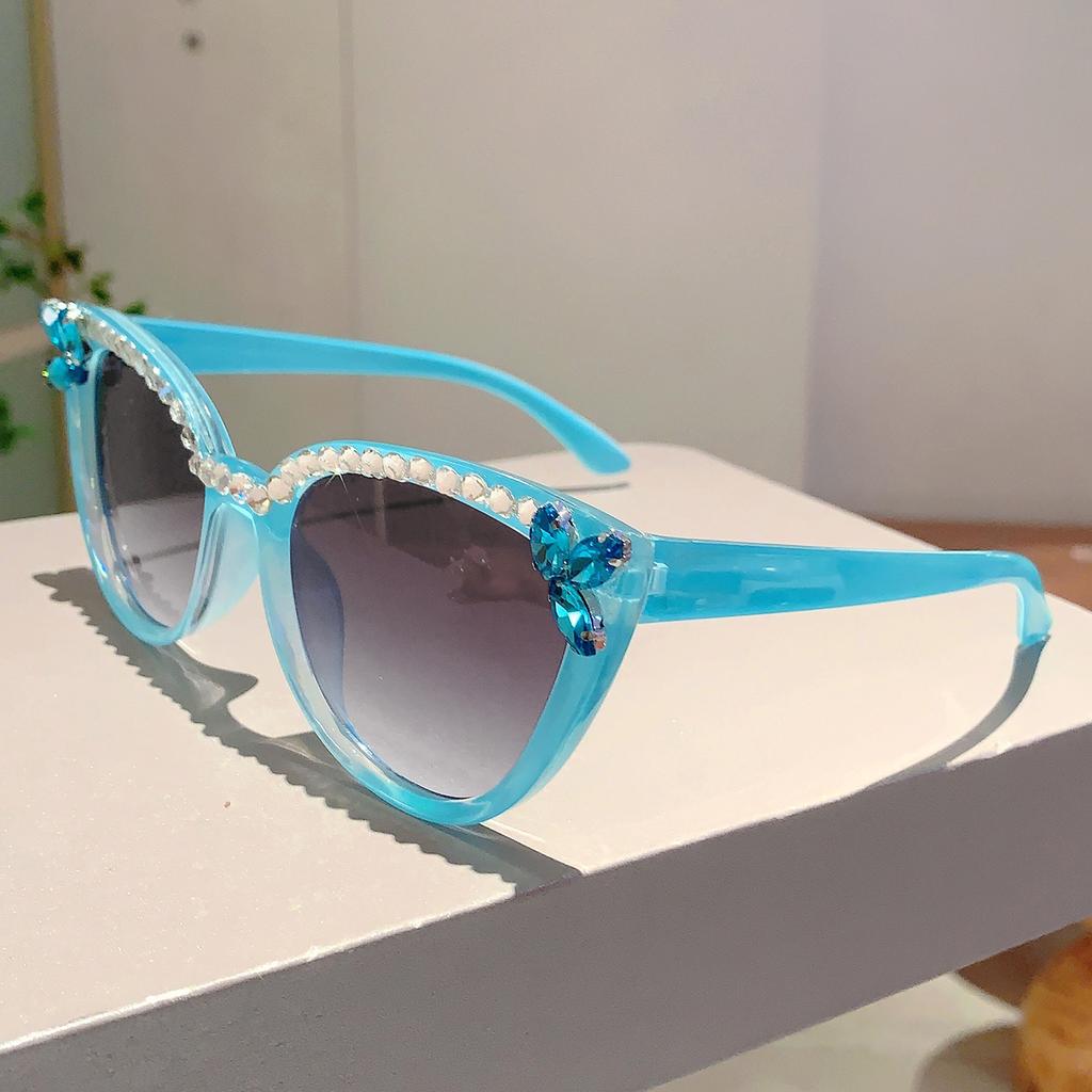 Vintage Cat Eye Sunglasses with Rhinestones Women Fashion Candy Color Gradient Sun Glasses Trendy Original Design Shades