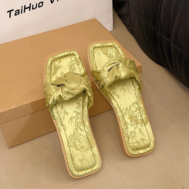 Flat-bottomed one-word slippers women's versatile slippers outer wear 2025 summer new French sandals fairy wind cool slippers