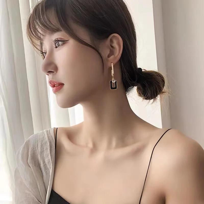 2024 Design Nou Asimetric Geometric Pătrat Negru Pandantiv Metal Cercei Lungi Modă Clasic Zircon pentru Petrecere Cercel Femei