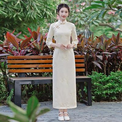 Besticktes Wildleder Mid-Sleeve Cheongsam: Elegantes Frühlings-/Sommer-Hochzeitskleid