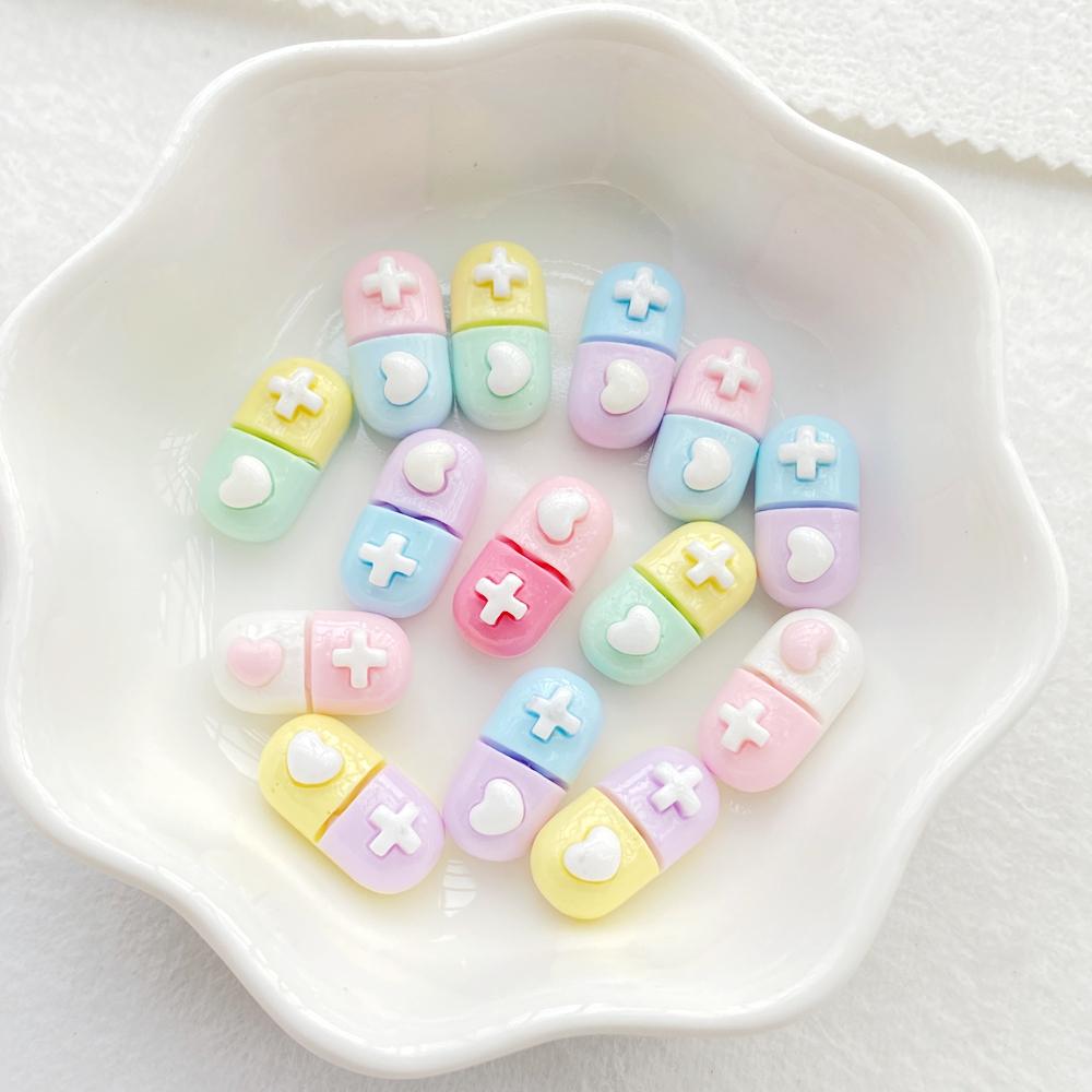 30 st Söta Mini Tecknade Färgstarka Piller Nageldekor Resin Designertillbehör DIY Hantverk För Naglar 3D Dekorationer Smycken