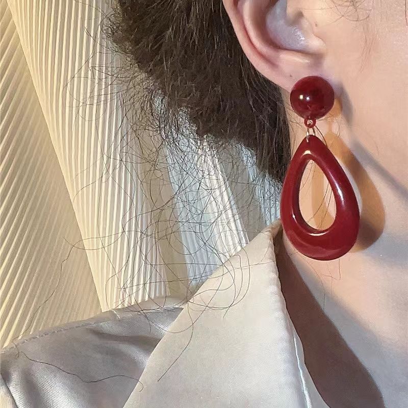 Zhong *****'s same retro New Year's red water drop earrings for women, Hong Kong style temperament exaggerated atmosphere elegant earrings