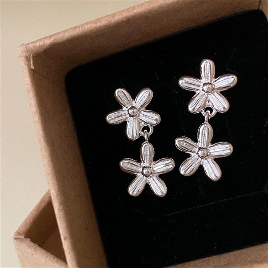 Korean version of exquisite flower stud earrings cold wind light luxury high-end earrings niche design fashion simple earrings tide