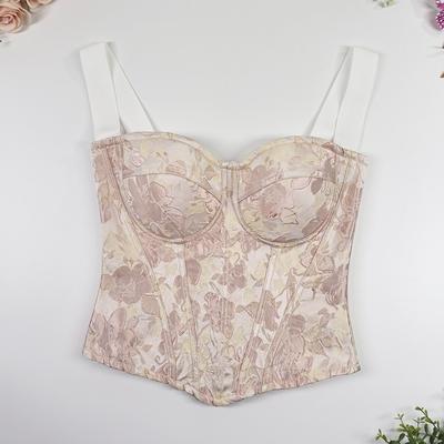 Corsete, îmbrăcăminte de damă la modă și elegantă